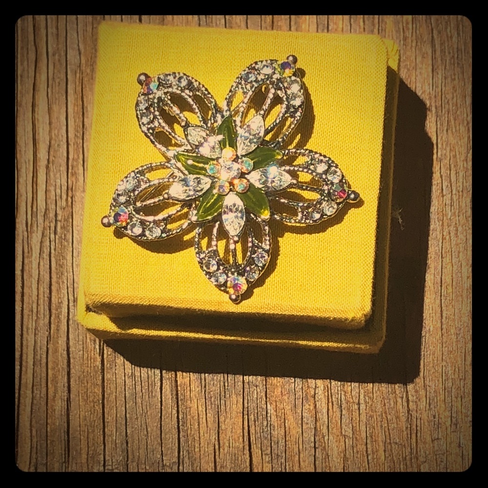 🌸 flower brooch 🌸